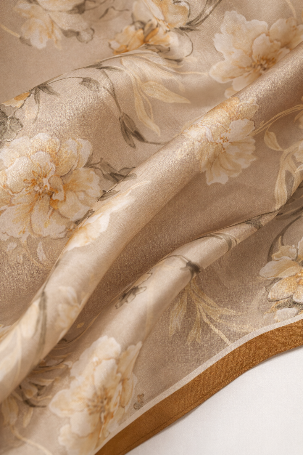 Golden Époque – Seidentuch in Beige mit goldener Bordüre